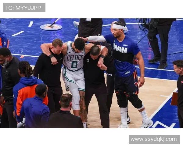 前马刺雄鹿替补内线球员在面对希腊队时全力以赴